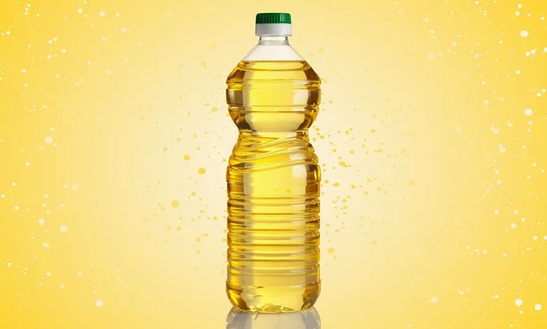 روغن خوراکی مایع در بطری پلاستیکی