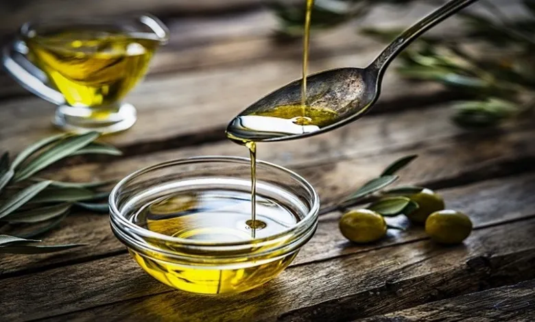 عکس از روغن زیتون در قاشق و کاسه