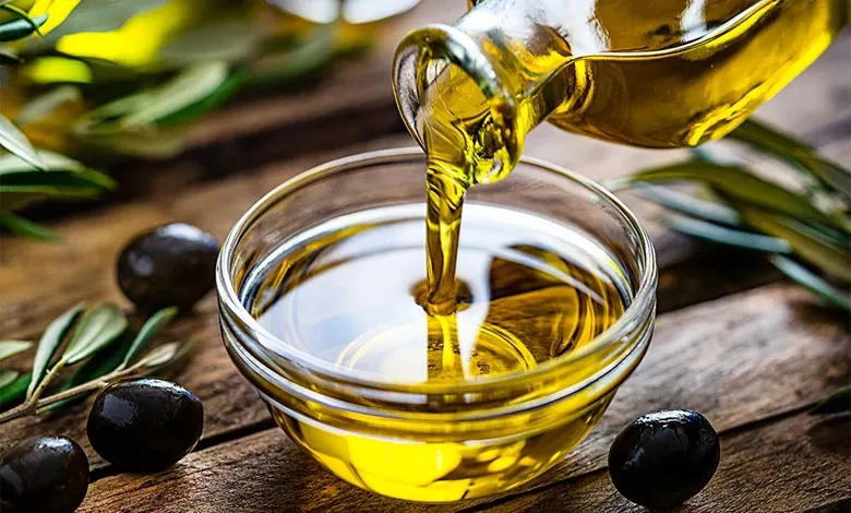 روغن زیتون در حال ریختن در کاسه