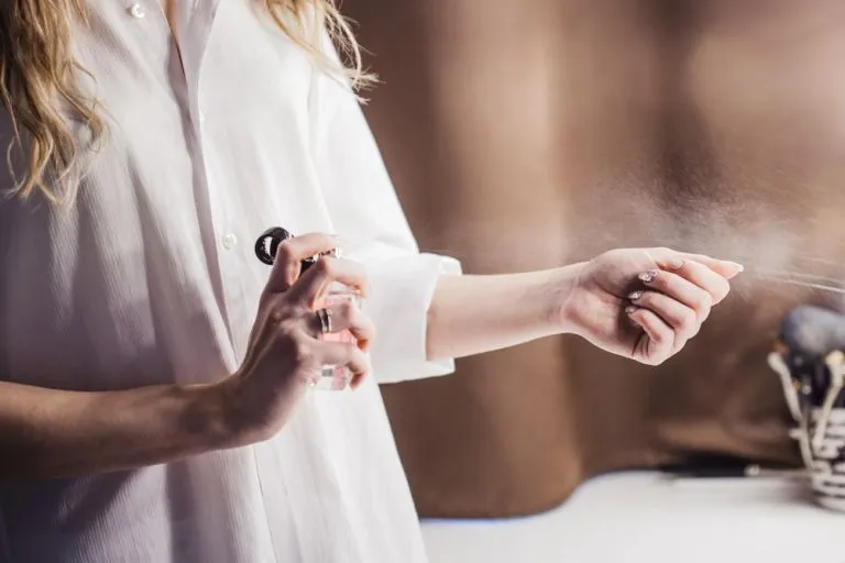 اسپری کردن عطر روی مچ دست