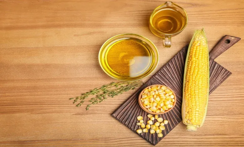عکس از ذرت و روغن ذرت در دو ظرف