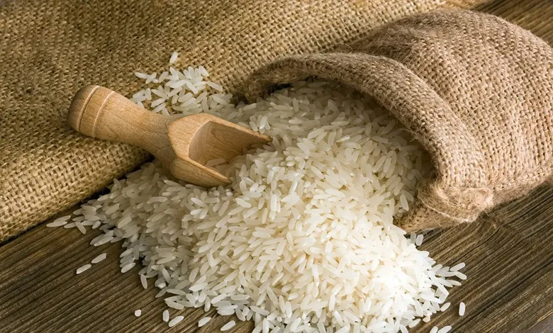 عکس از برنجی که بر روی میز ریخته شده است.